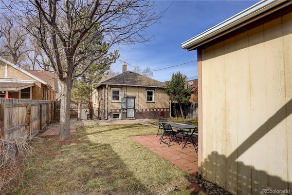 a view of a house with backyard and sitting area
