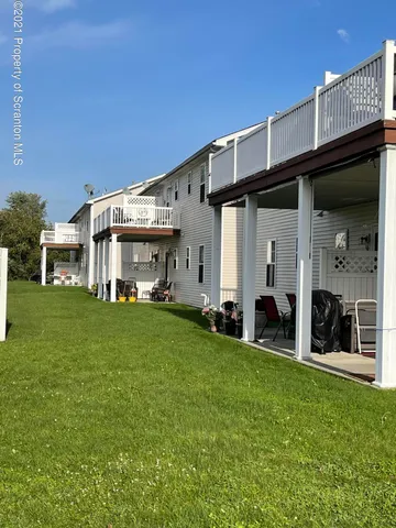 a view of a house with backyard