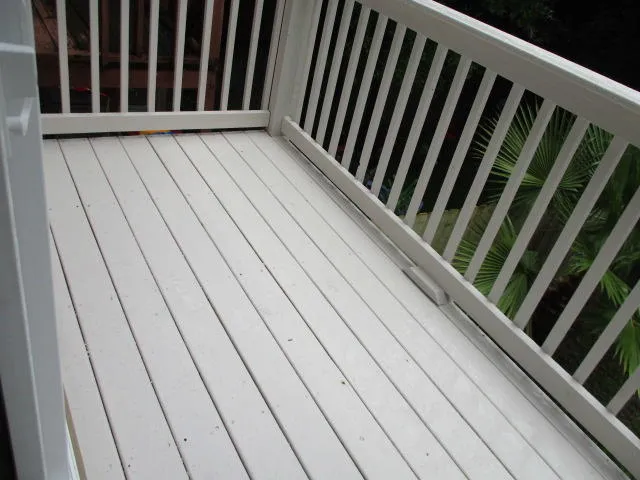 a view of backyard with roof