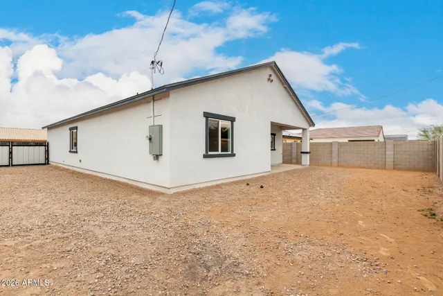 a view of a house with backyard