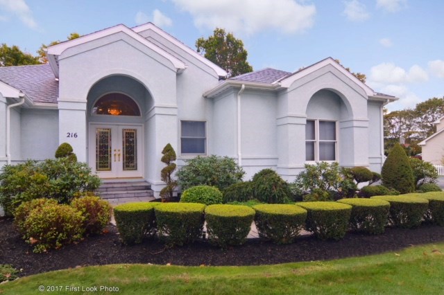 216 Council Rock Road Cranston, RI 02921 - Photo 3 of 37 Gallery Image 3