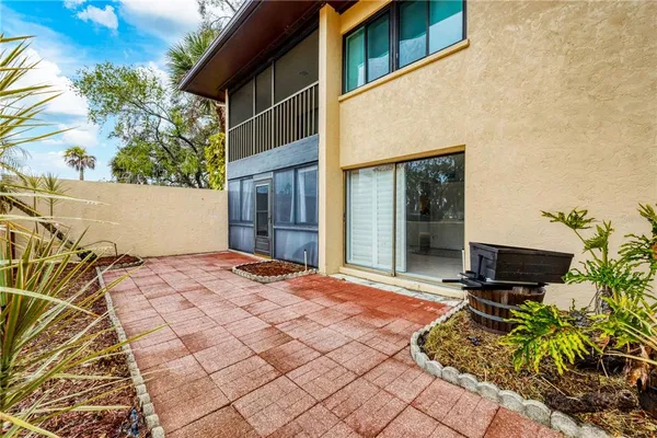 a view of a house with backyard and garden