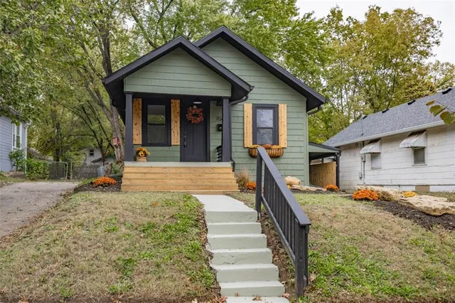 $299,950 | 704 West 76 Street, Kansas City, MO 64114