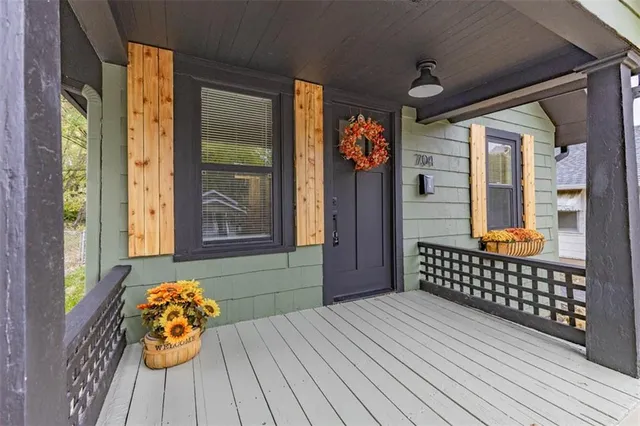 $299,950 | 704 West 76 Street, Kansas City, MO 64114