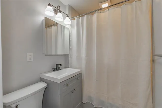 $299,950 | 704 West 76 Street, Kansas City, MO 64114