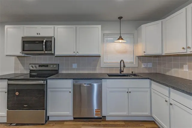 $299,950 | 704 West 76 Street, Kansas City, MO 64114