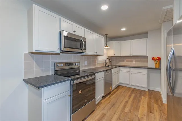 $299,950 | 704 West 76 Street, Kansas City, MO 64114