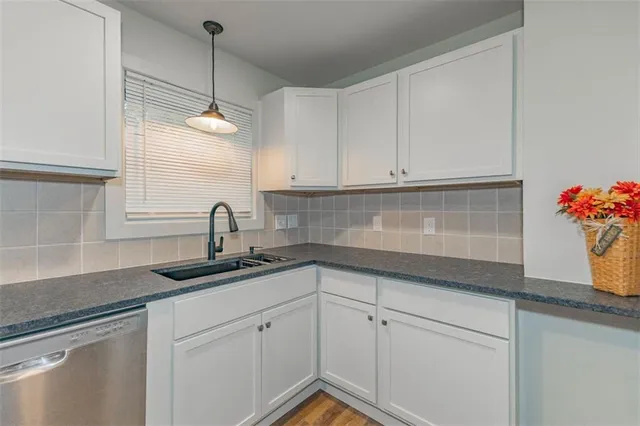 $299,950 | 704 West 76 Street, Kansas City, MO 64114