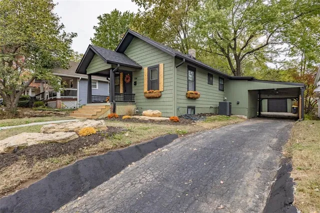 $299,950 | 704 West 76 Street, Kansas City, MO 64114