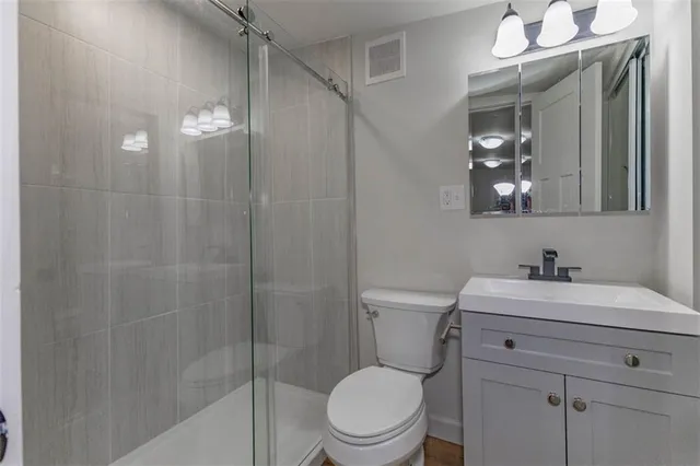 $299,950 | 704 West 76 Street, Kansas City, MO 64114