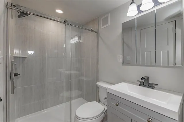 $299,950 | 704 West 76 Street, Kansas City, MO 64114