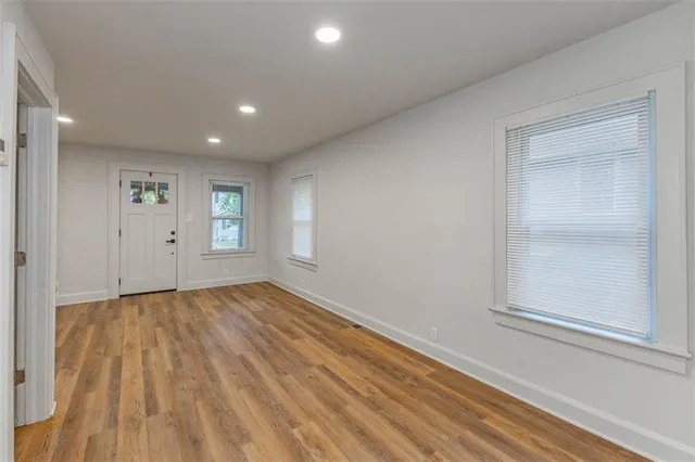 $299,950 | 704 West 76 Street, Kansas City, MO 64114