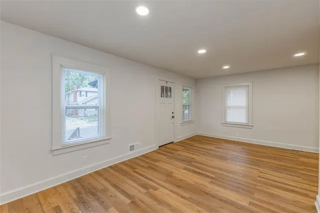 $299,950 | 704 West 76 Street, Kansas City, MO 64114