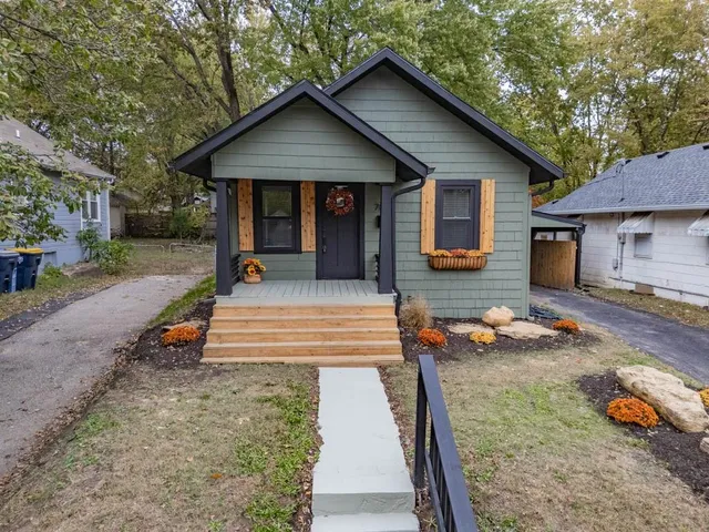 $299,950 | 704 West 76 Street, Kansas City, MO 64114