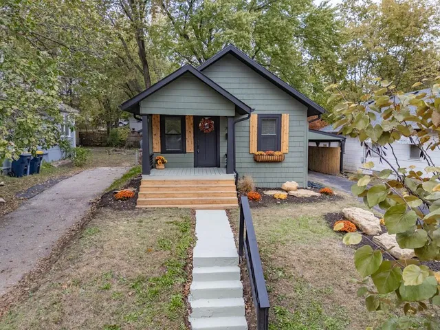 $299,950 | 704 West 76 Street, Kansas City, MO 64114