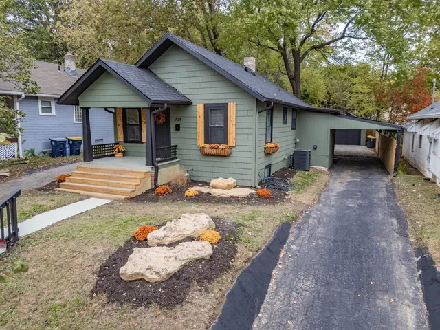 $299,950 | 704 West 76 Street, Kansas City, MO 64114