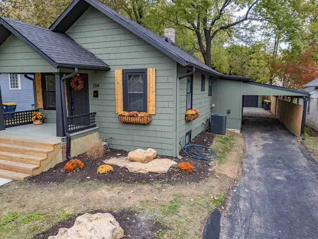 $299,950 | 704 West 76 Street, Kansas City, MO 64114