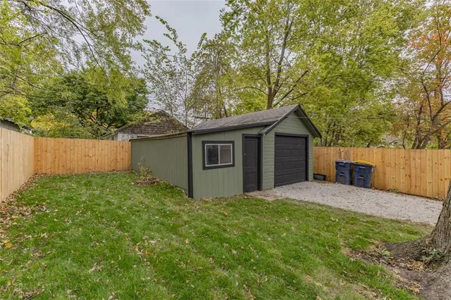 $299,950 | 704 West 76 Street, Kansas City, MO 64114