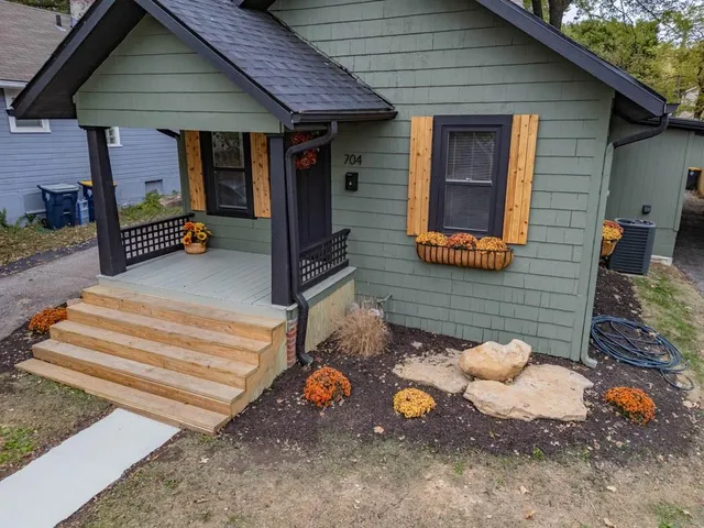 $299,950 | 704 West 76 Street, Kansas City, MO 64114