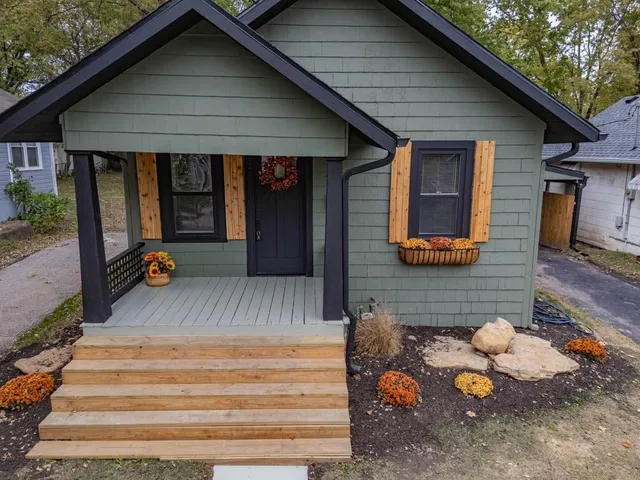 $299,950 | 704 West 76 Street, Kansas City, MO 64114