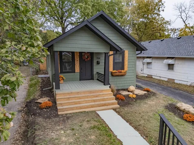 $299,950 | 704 West 76 Street, Kansas City, MO 64114