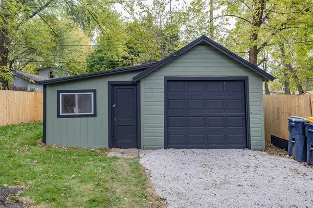 $299,950 | 704 West 76 Street, Kansas City, MO 64114