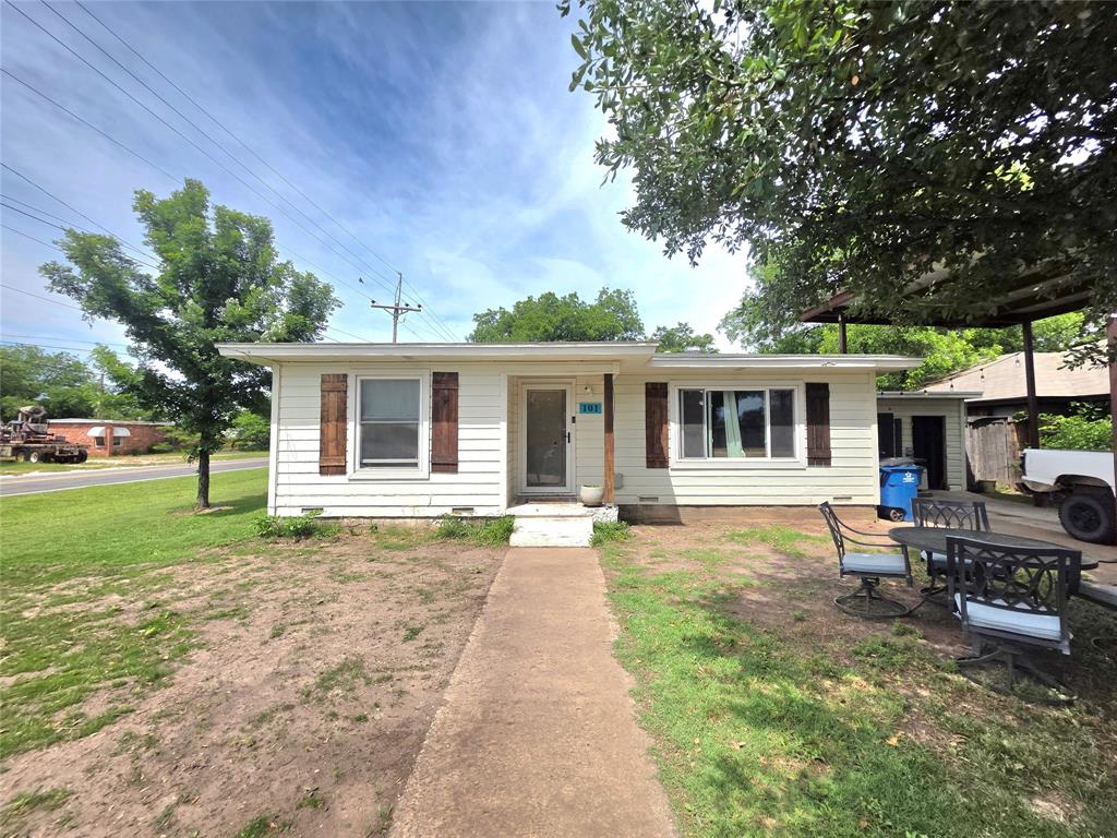 101 Mel Street Winters, TX 79567 - Photo 6 of 29