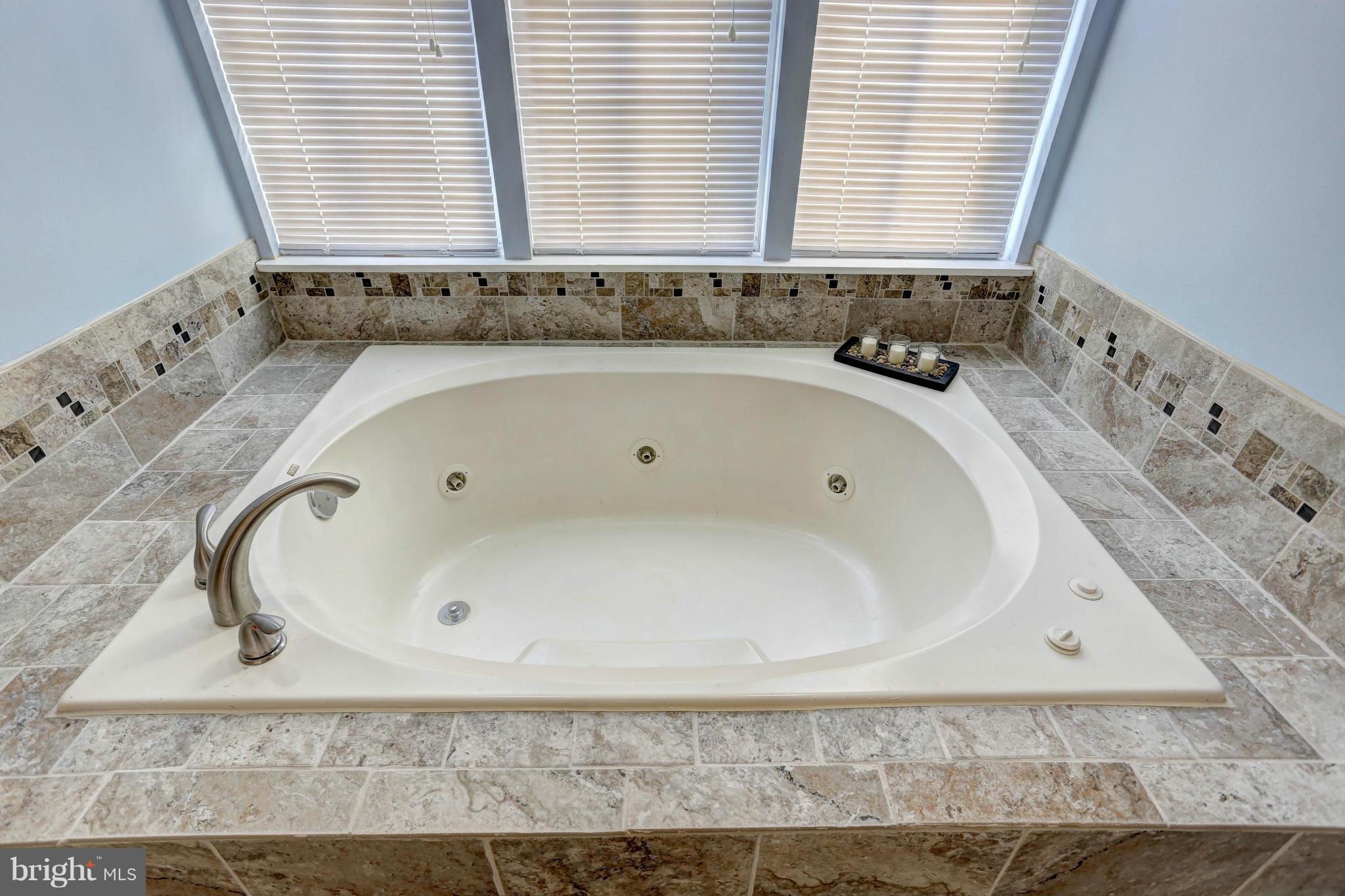 1700 Perry Cove Road Pasadena, MD 21122 - Photo 20 of 30 MASTER BATH SOAKING TUB