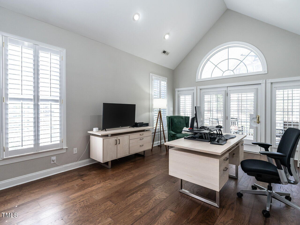 006-1280x960-living-room
