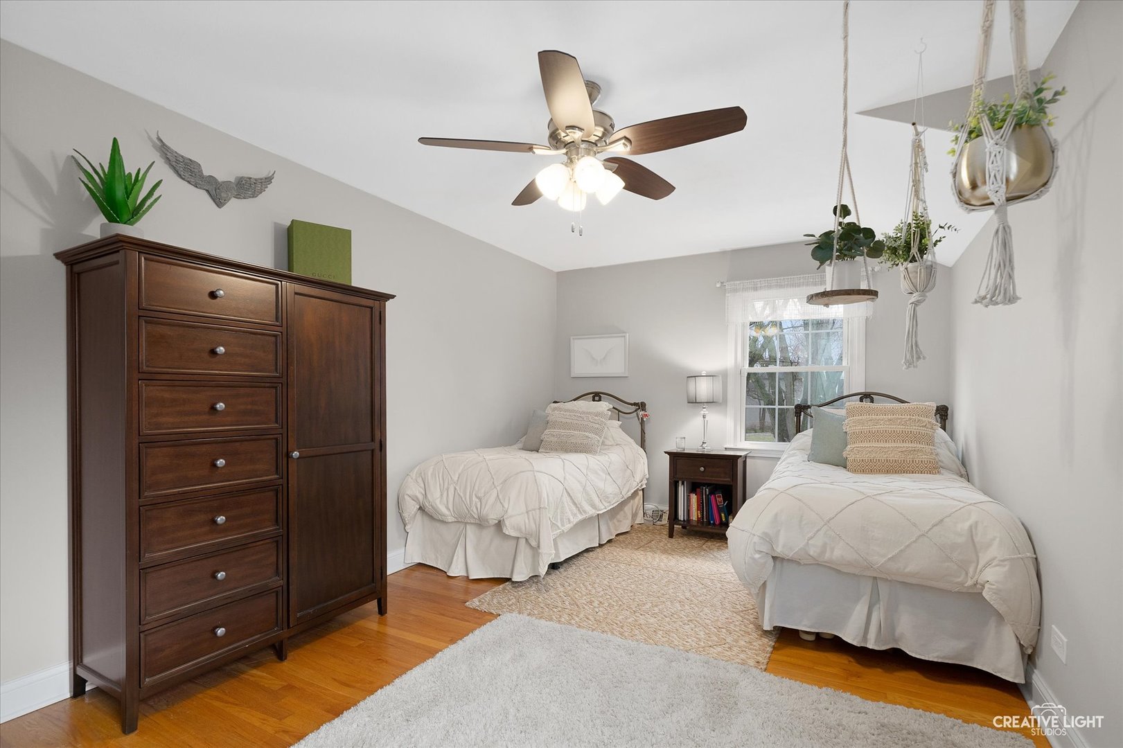 2S541 Seneca Drive Wheaton, IL 60189 - Photo 16 of 28 a living room with furniture and a lamp
