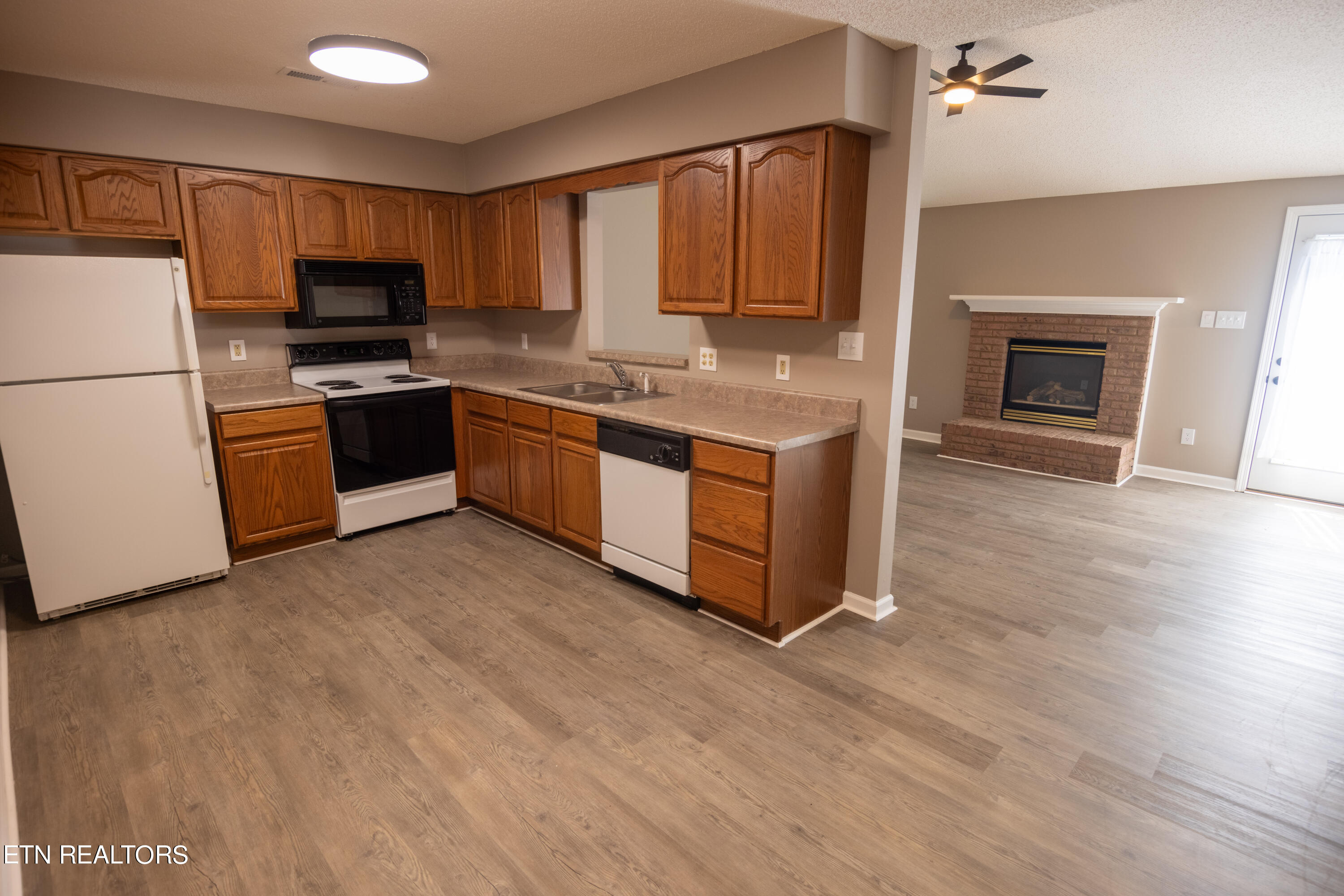 130 Hawthorne Oaks Way Powell, TN 37849 - Photo 7 of 22 IMG_2554-HDR