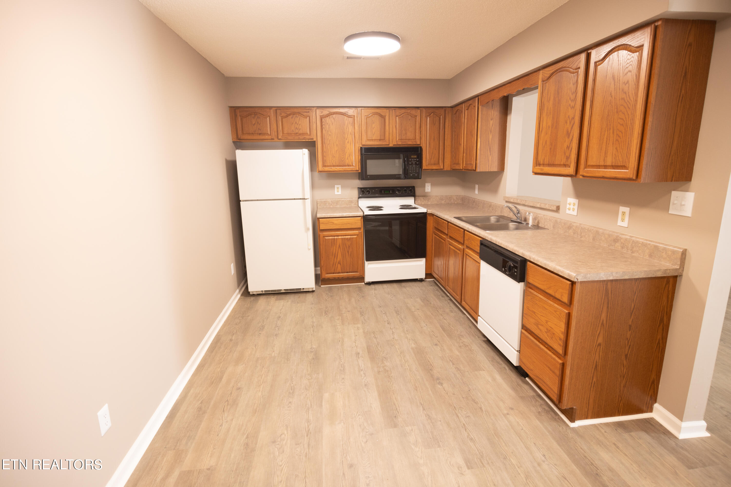 130 Hawthorne Oaks Way Powell, TN 37849 - Photo 8 of 22 IMG_2555