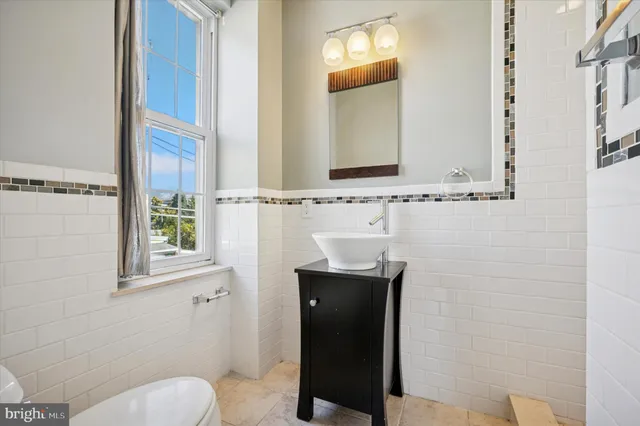 $3,000 | 389 Conarroe Street, Philadelphia, PA 19128