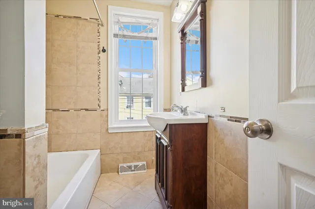 $3,000 | 389 Conarroe Street, Philadelphia, PA 19128