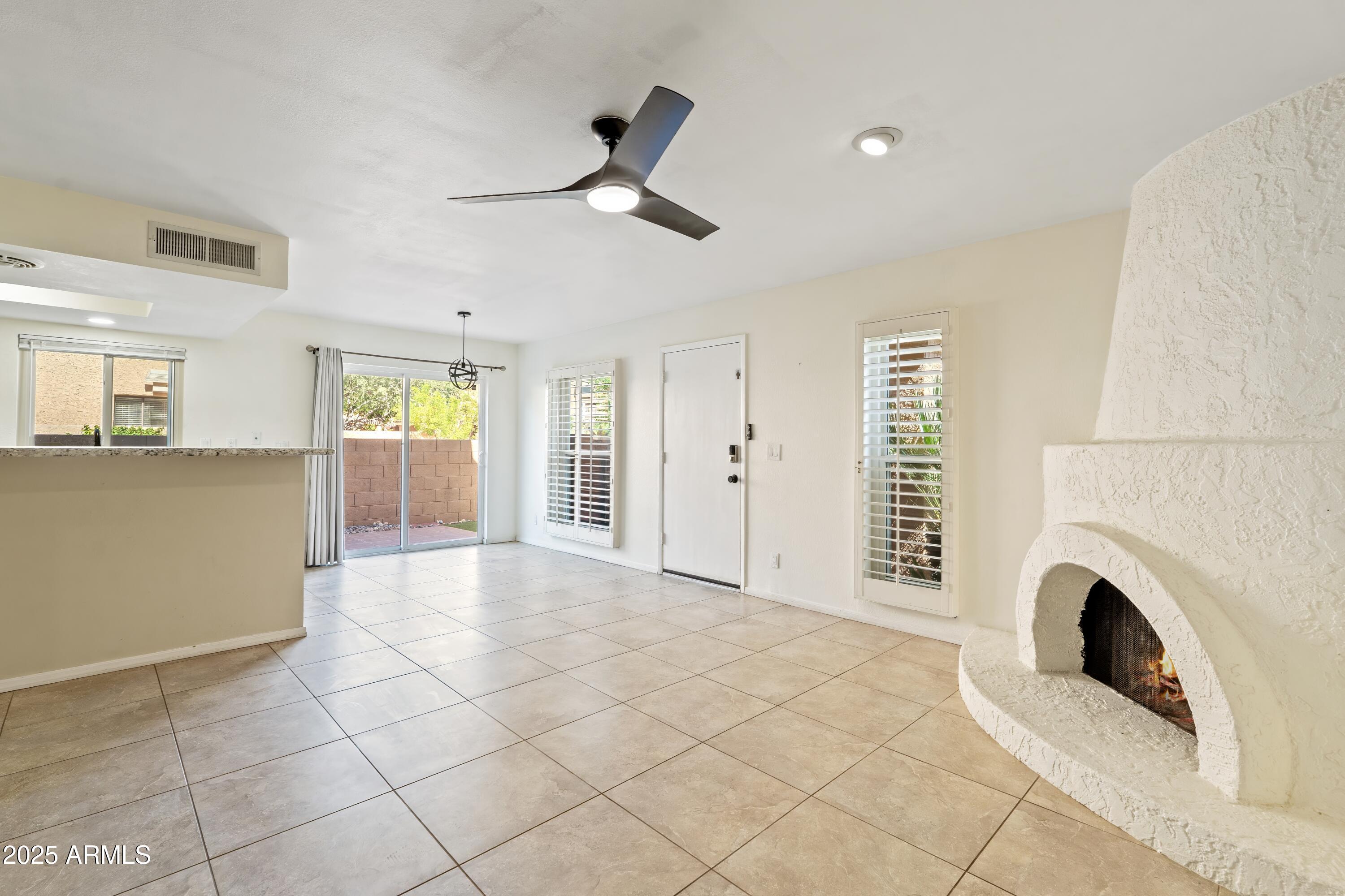 10420 North 11th Street, Unit 3 Phoenix, AZ 85020 - Photo 9 of 33 Living Room