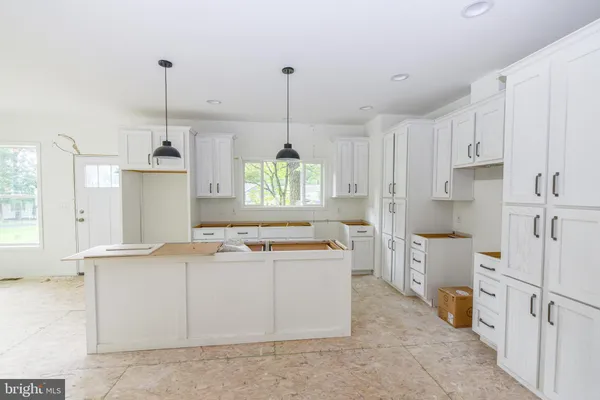 a kitchen that has a lot of cabinets in it