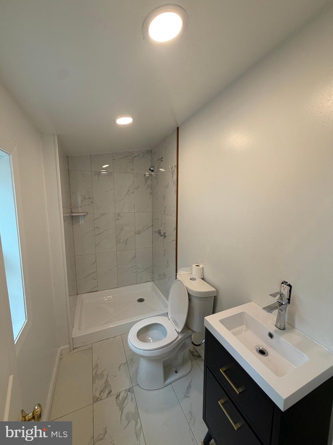 3760 North 9th Street Philadelphia, PA 19140 - Photo 16 of 17 a bathroom with a sink a toilet and shower