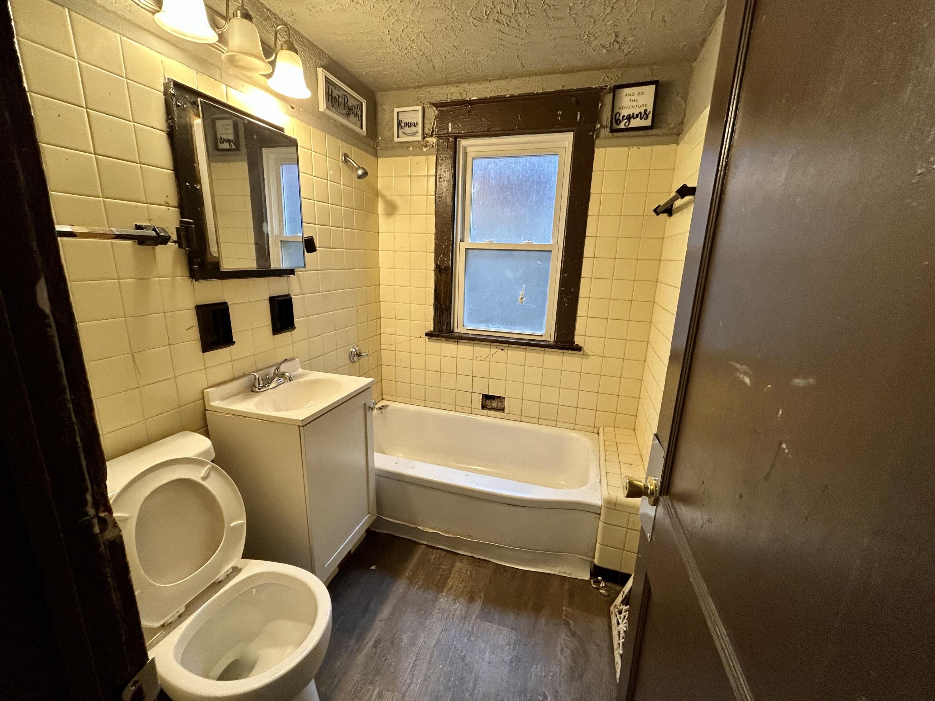 3017 North 28th Street Milwaukee, WI 53210 - Photo 15 of 18 Bathroom