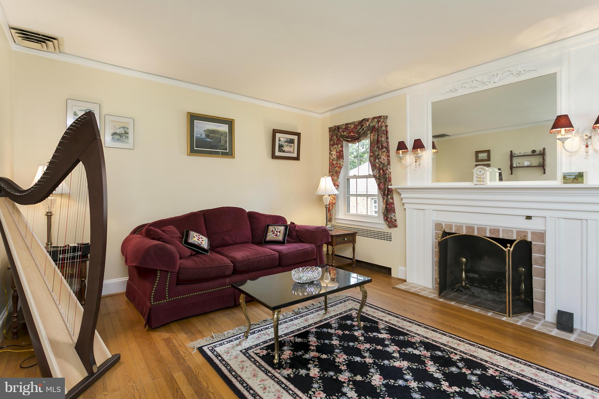 709 Kingston Road Baltimore, MD 21212 - Photo 4 of 26 Living Room