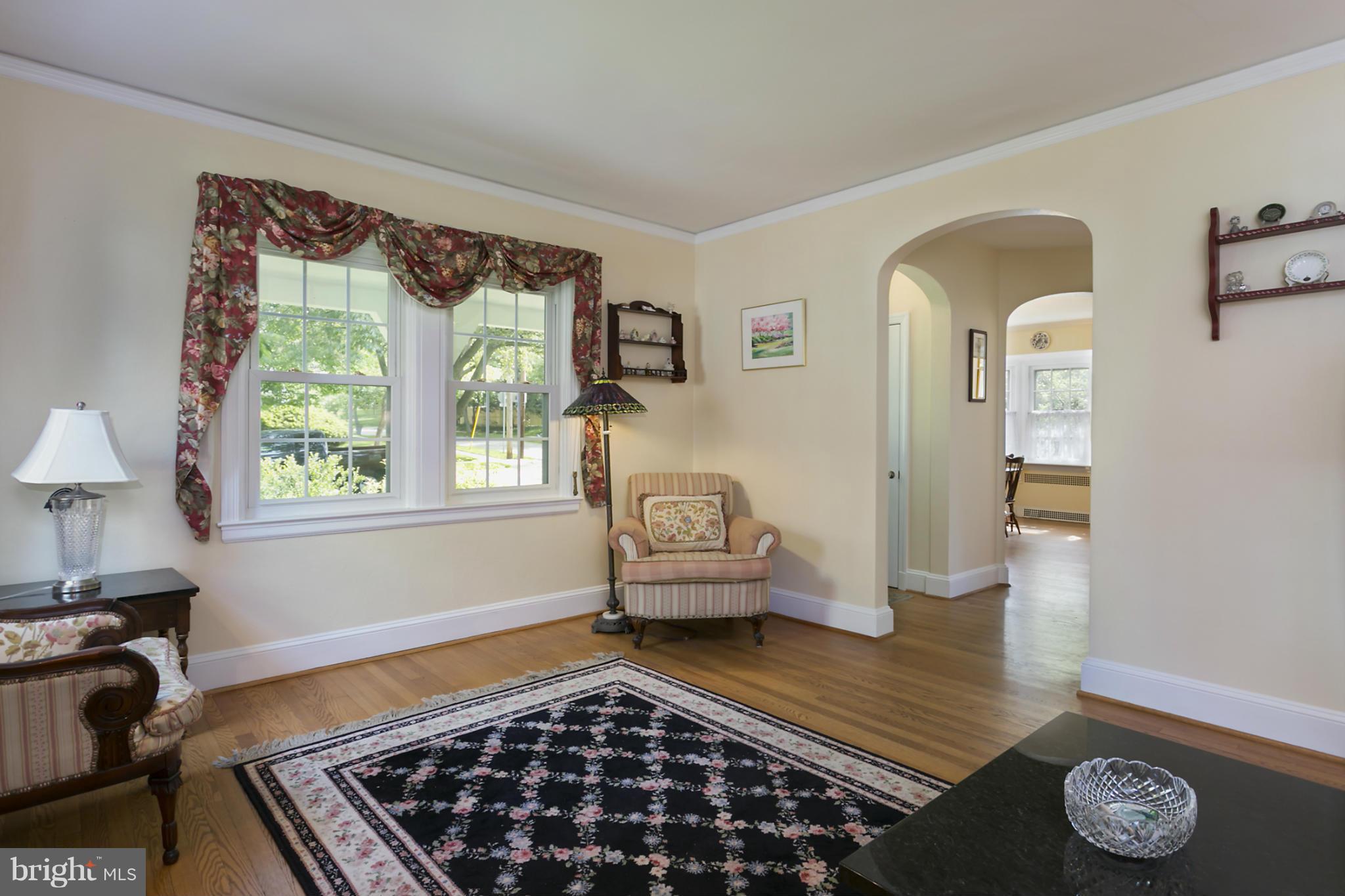 709 Kingston Road Baltimore, MD 21212 - Photo 5 of 26 Living Room