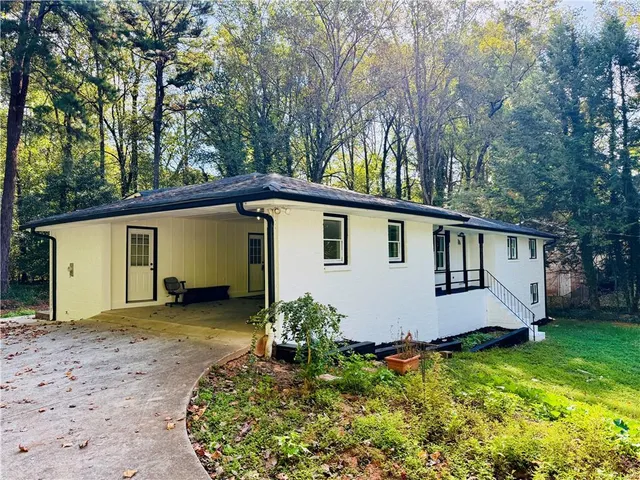 a view of a house with backyard