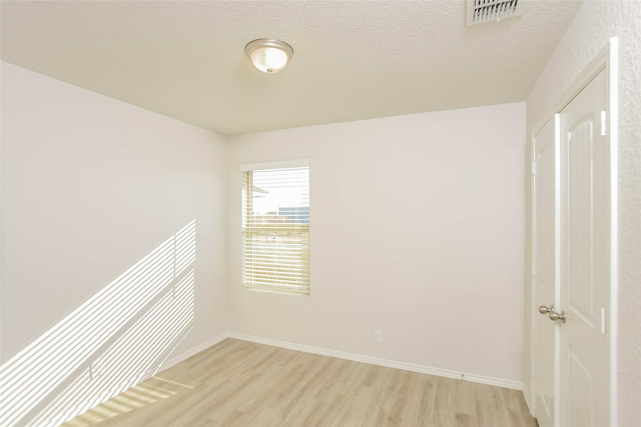 5030 Sessile Trail Spring, TX 77373 - Photo 14 of 15 Photos may be representative of the floor plan and not the exact home. Finishes, layout, and features of the actual property for lease may vary.