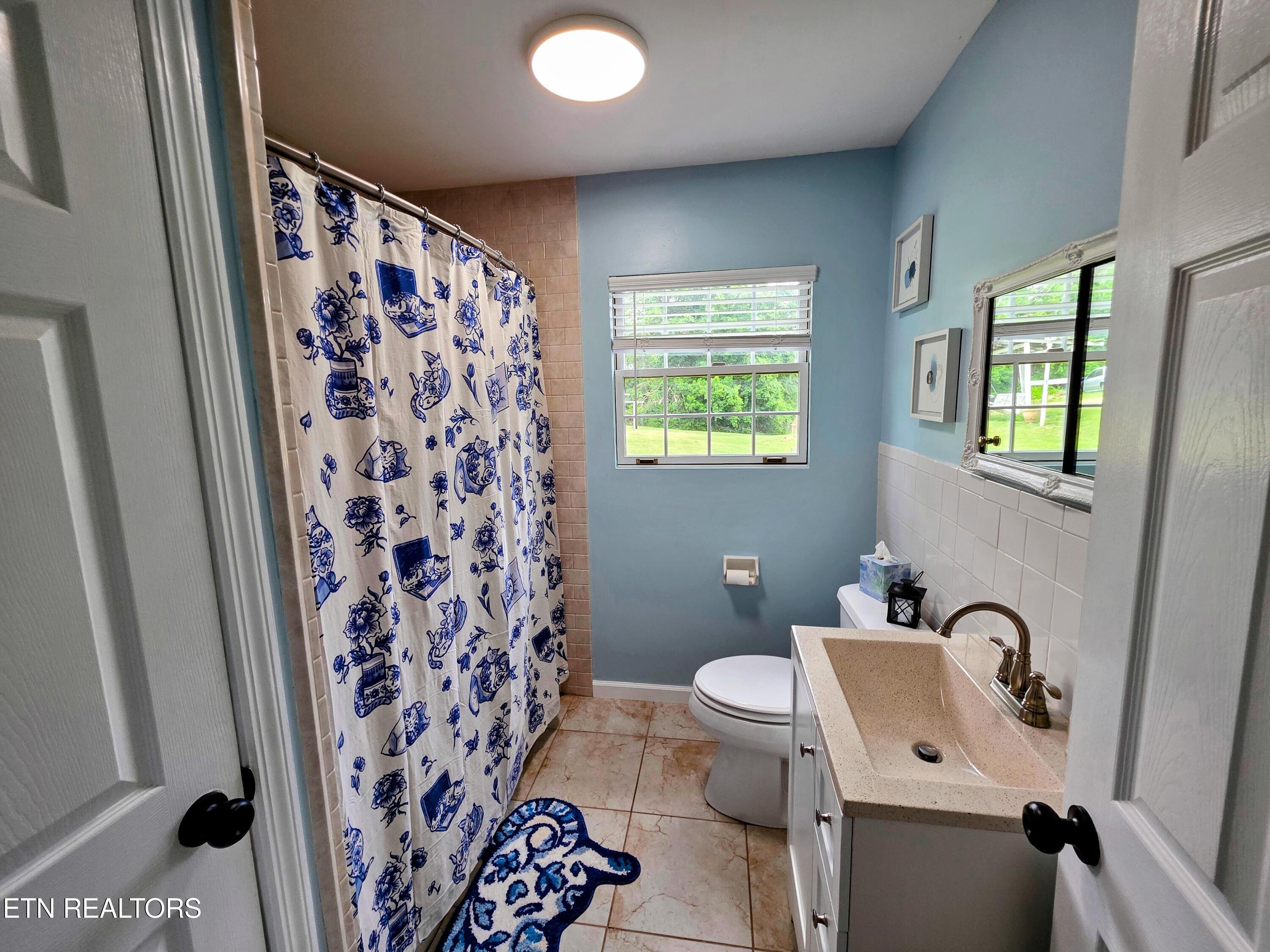 3625 Cunningham Road Knoxville, TN 37918 - Photo 17 of 35 GUEST BATH