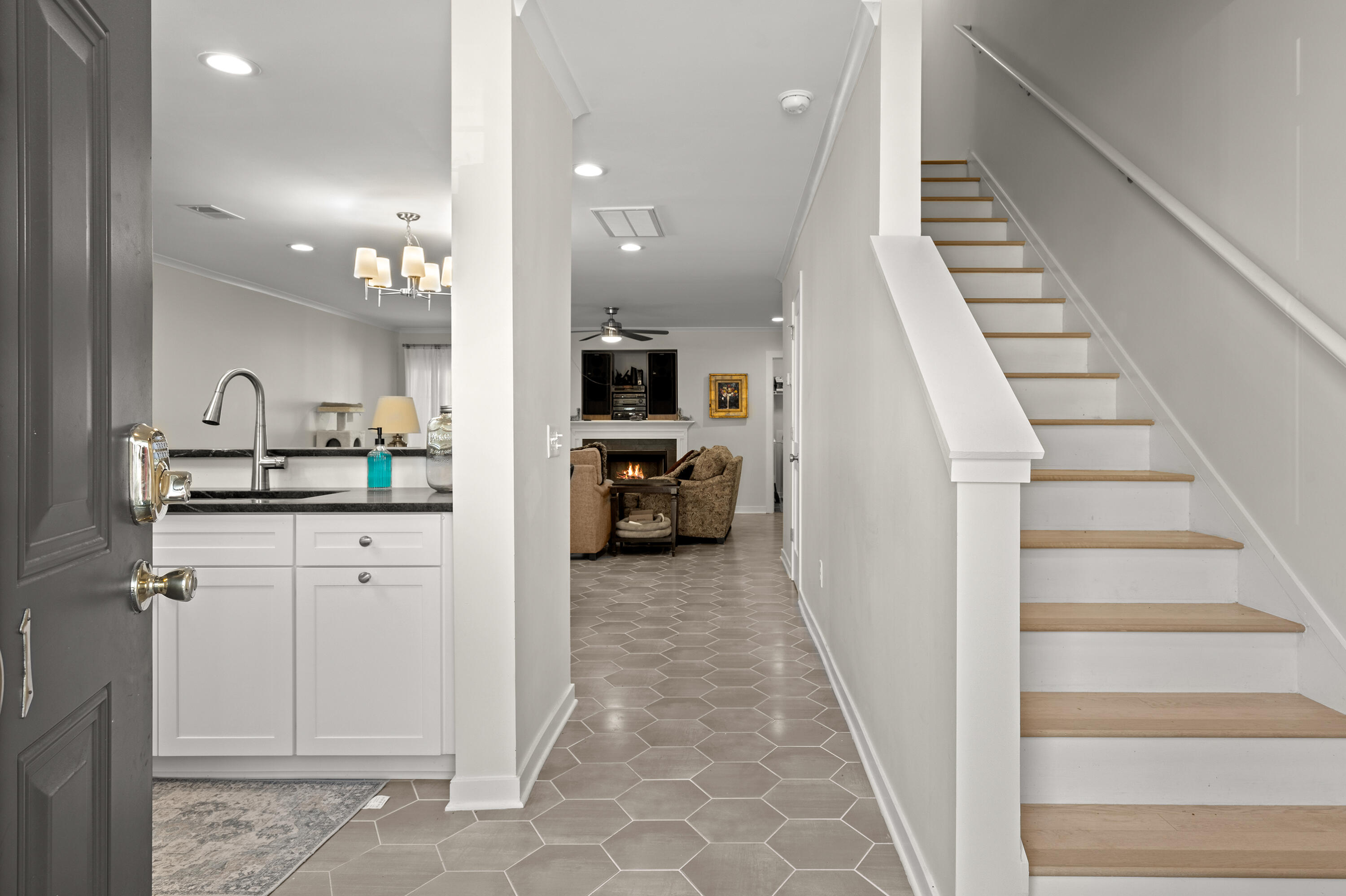 501 Sunny Side Way Summerville, SC 29485 - Photo 3 of 25 4