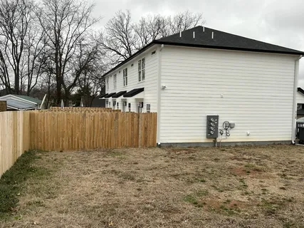 a view of a backyard