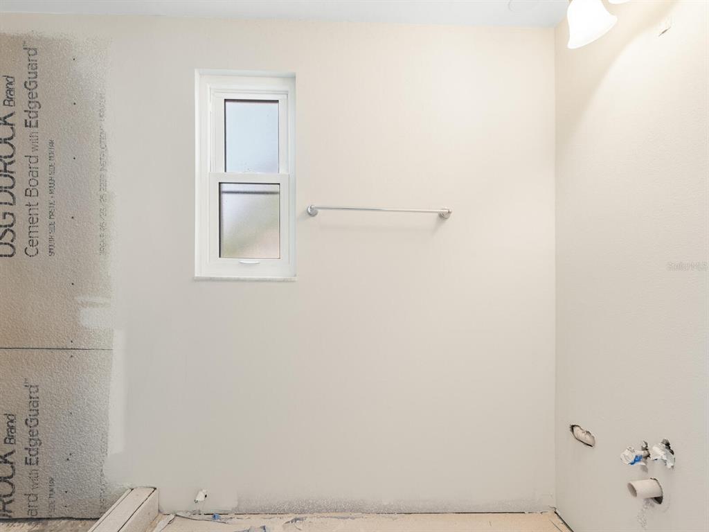 667 El Centro Longboat Key, FL 34228 - Photo 15 of 41 a bathroom with a window