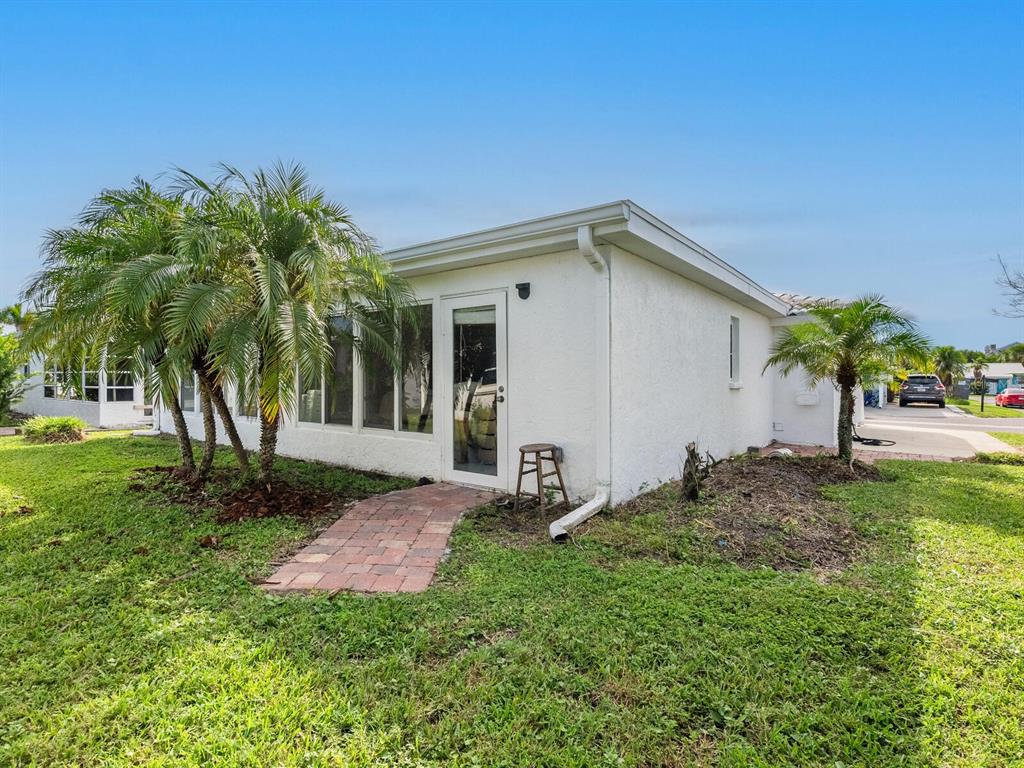 667 El Centro Longboat Key, FL 34228 - Photo 17 of 41 a view of a house with a yard