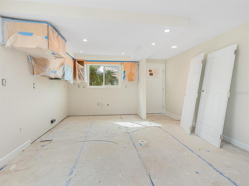 667 El Centro Longboat Key, FL 34228 - Photo 9 of 41 a view of an empty room