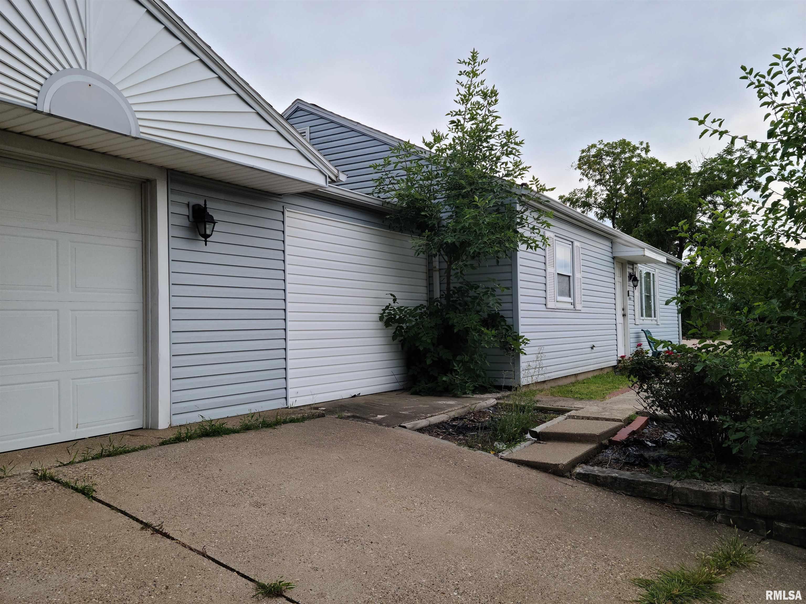 4604 North Sheridan Road Peoria, IL 61614 - Photo 2 of 39 Gallery Image 2