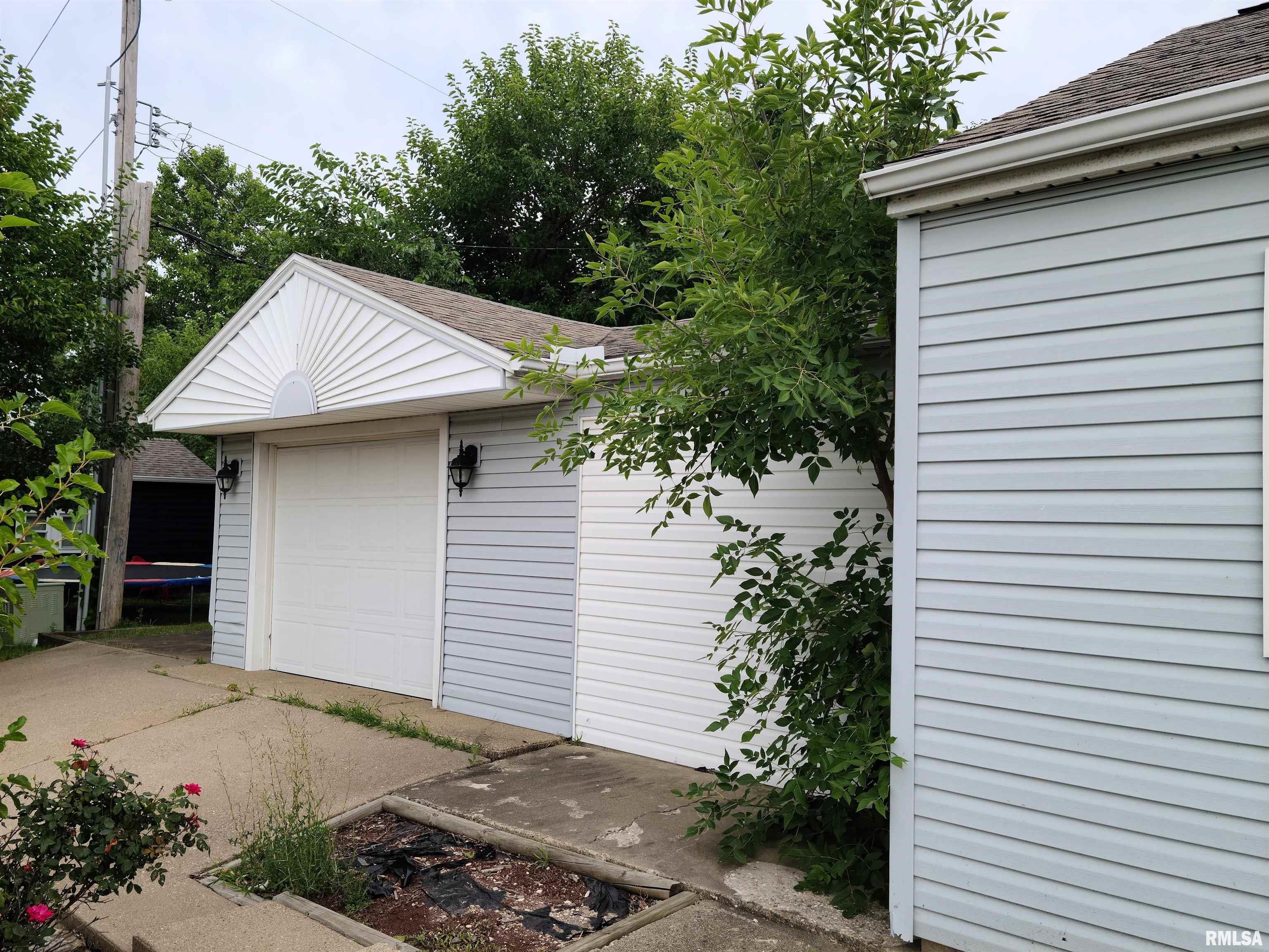 4604 North Sheridan Road Peoria, IL 61614 - Photo 6 of 39 Gallery Image 6